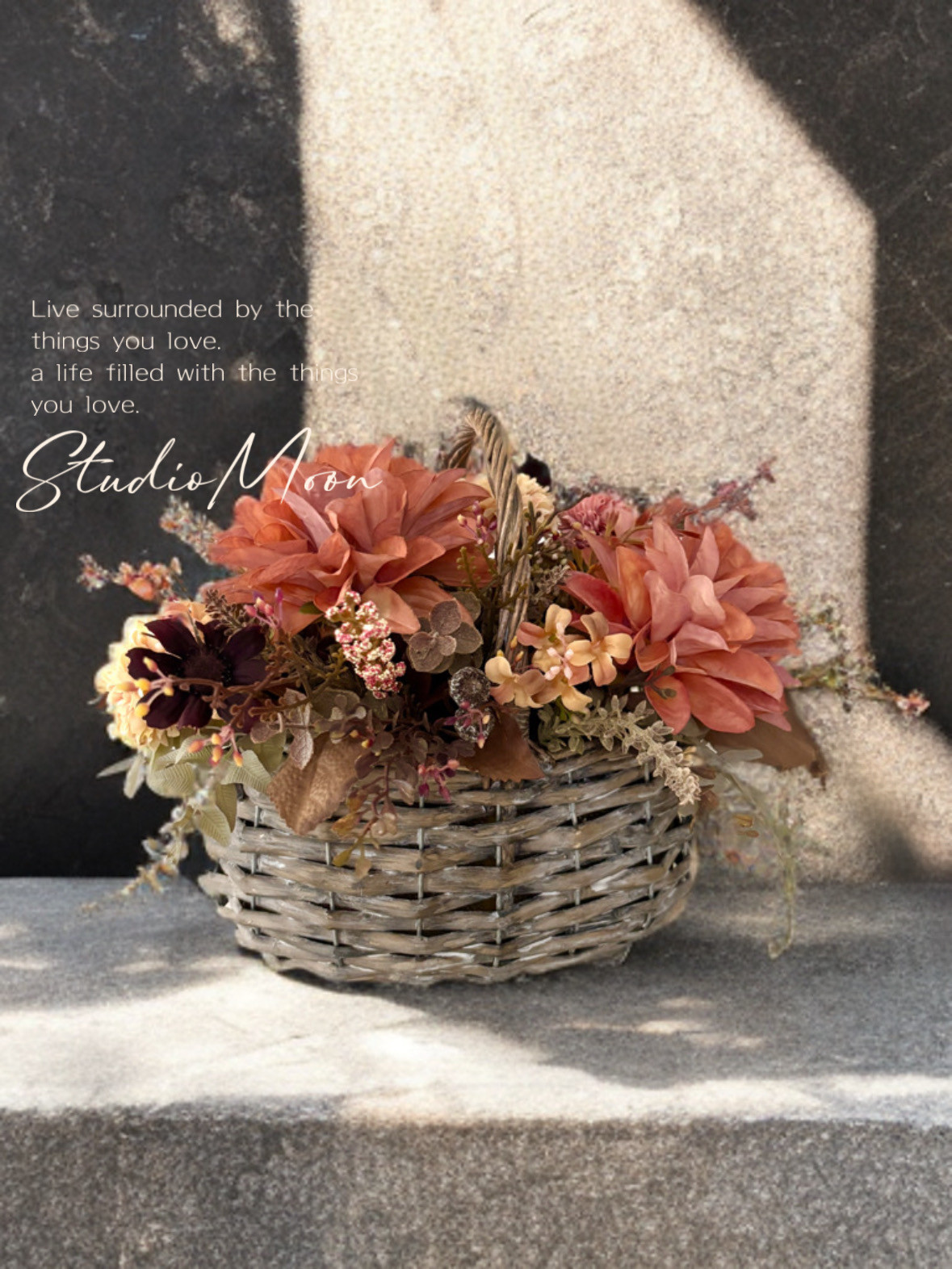 オレンジブラウンのバスケットアレンジ