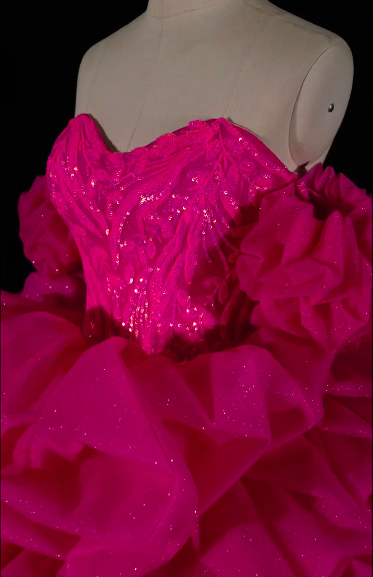 高級感溢れる！フリル　パフスリーブ　キラキラスカート　華やかなトレーン　大人気　フクシャマゼンタ結婚式ローズ色前撮り挙式