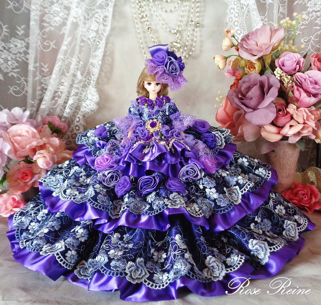 ソニアローレン王妃 ゴージャスバイオレットが重厚に煌めく豪華ボリュームフリルドールドレス