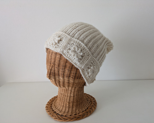 アルパカ100%花モチーフニット帽子生成り ニット帽・ビーニー