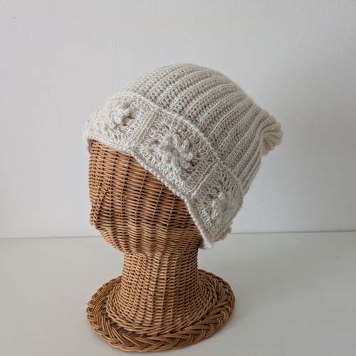 アルパカ100%花モチーフニット帽子生成り ニット帽・ビーニー