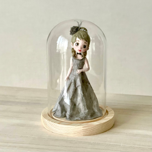 グレーのドレスを纏った和紙のフランス人形｜ガラスドーム入り昭和レトロなポーズ人形〈新築祝いや誕生日のギフトに〉 2枚目の画像