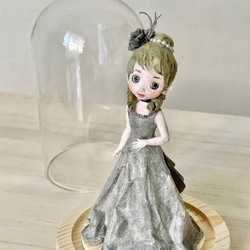 グレーのドレスを纏った和紙のフランス人形｜ガラスドーム入り昭和レトロなポーズ人形〈新築祝いや誕生日のギフトに〉 8枚目の画像