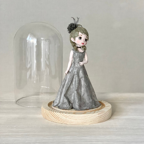 グレーのドレスを纏った和紙のフランス人形｜ガラスドーム入り昭和