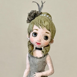 グレーのドレスを纏った和紙のフランス人形｜ガラスドーム入り昭和レトロなポーズ人形〈新築祝いや誕生日のギフトに〉 9枚目の画像