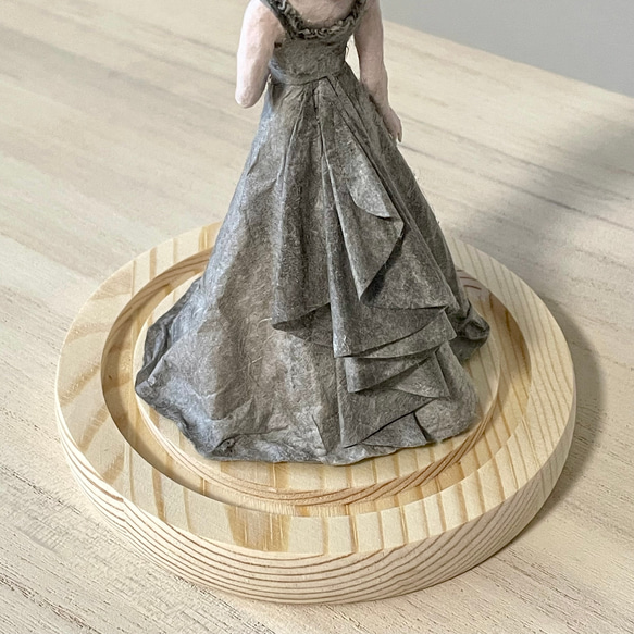グレーのドレスを纏った和紙のフランス人形｜ガラスドーム入り昭和レトロなポーズ人形〈新築祝いや誕生日のギフトに〉 10枚目の画像