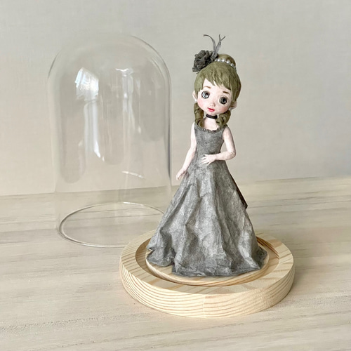 グレーのドレスを纏った和紙のフランス人形｜ガラスドーム入り昭和