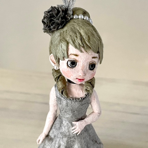 グレーのドレスを纏った和紙のフランス人形｜ガラスドーム入り昭和レトロなポーズ人形〈新築祝いや誕生日のギフトに〉 11枚目の画像