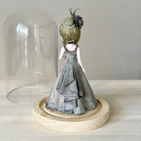 グレーのドレスを纏った和紙のフランス人形｜ガラスドーム入り昭和レトロなポーズ人形〈新築祝いや誕生日のギフトに〉 5枚目の画像