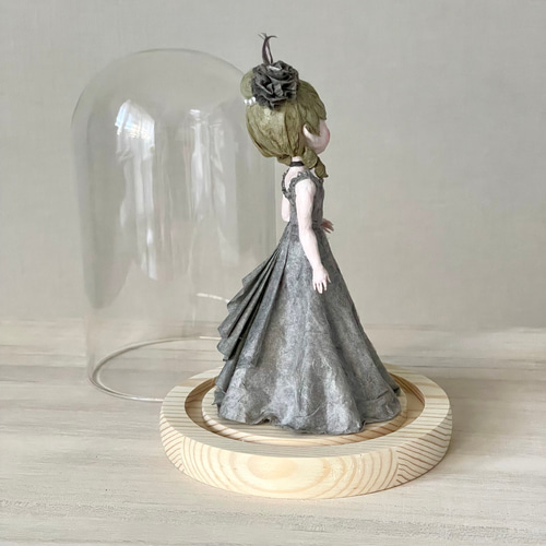 グレーのドレスを纏った和紙のフランス人形｜ガラスドーム入り昭和