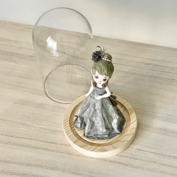 グレーのドレスを纏った和紙のフランス人形｜ガラスドーム入り昭和レトロなポーズ人形〈新築祝いや誕生日のギフトに〉 7枚目の画像