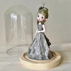 グレーのドレスを纏った和紙のフランス人形｜ガラスドーム入り昭和レトロなポーズ人形〈新築祝いや誕生日のギフトに〉 4枚目の画像