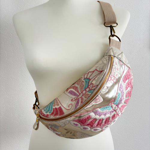 再販　袋帯　帯リメイクバッグ　ボディバッグ　蝶々　プラチナ 袋帯帯リメイクバッグボディバッグ蝶々プラチナ