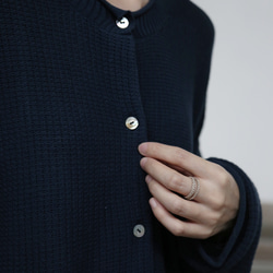季節の移り変わりに寄り添う　コットン100％カーディガン　ニット　紺色 250917-2 10枚目の画像