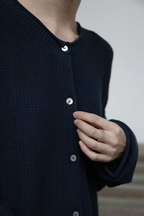 季節の移り変わりに寄り添う　コットン100％カーディガン　ニット　紺色 250917-2 10枚目の画像