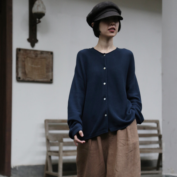 季節の移り変わりに寄り添う　コットン100％カーディガン　ニット　紺色 250917-2 3枚目の画像