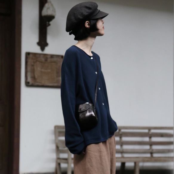 季節の移り変わりに寄り添う　コットン100％カーディガン　ニット　紺色 250917-2 2枚目の画像