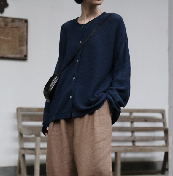 季節の移り変わりに寄り添う　コットン100％カーディガン　ニット　紺色 250917-2 5枚目の画像