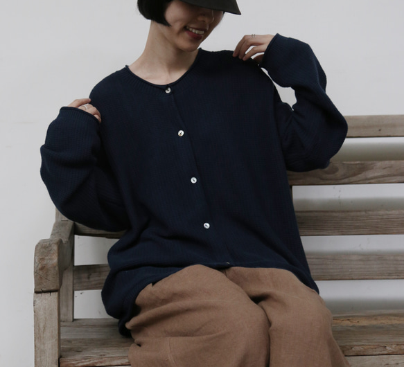 季節の移り変わりに寄り添う　コットン100％カーディガン　ニット　紺色 250917-2 7枚目の画像