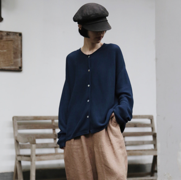 季節の移り変わりに寄り添う　コットン100％カーディガン　ニット　紺色 250917-2 4枚目の画像