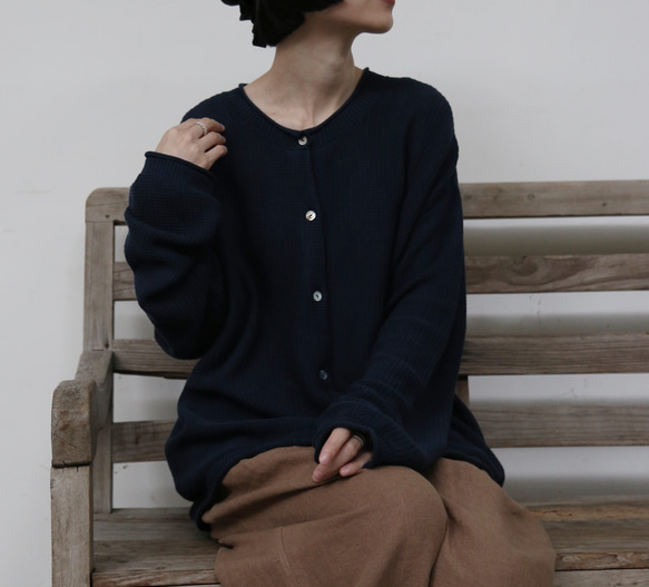 季節の移り変わりに寄り添う　コットン100％カーディガン　ニット　紺色 250917-2 8枚目の画像