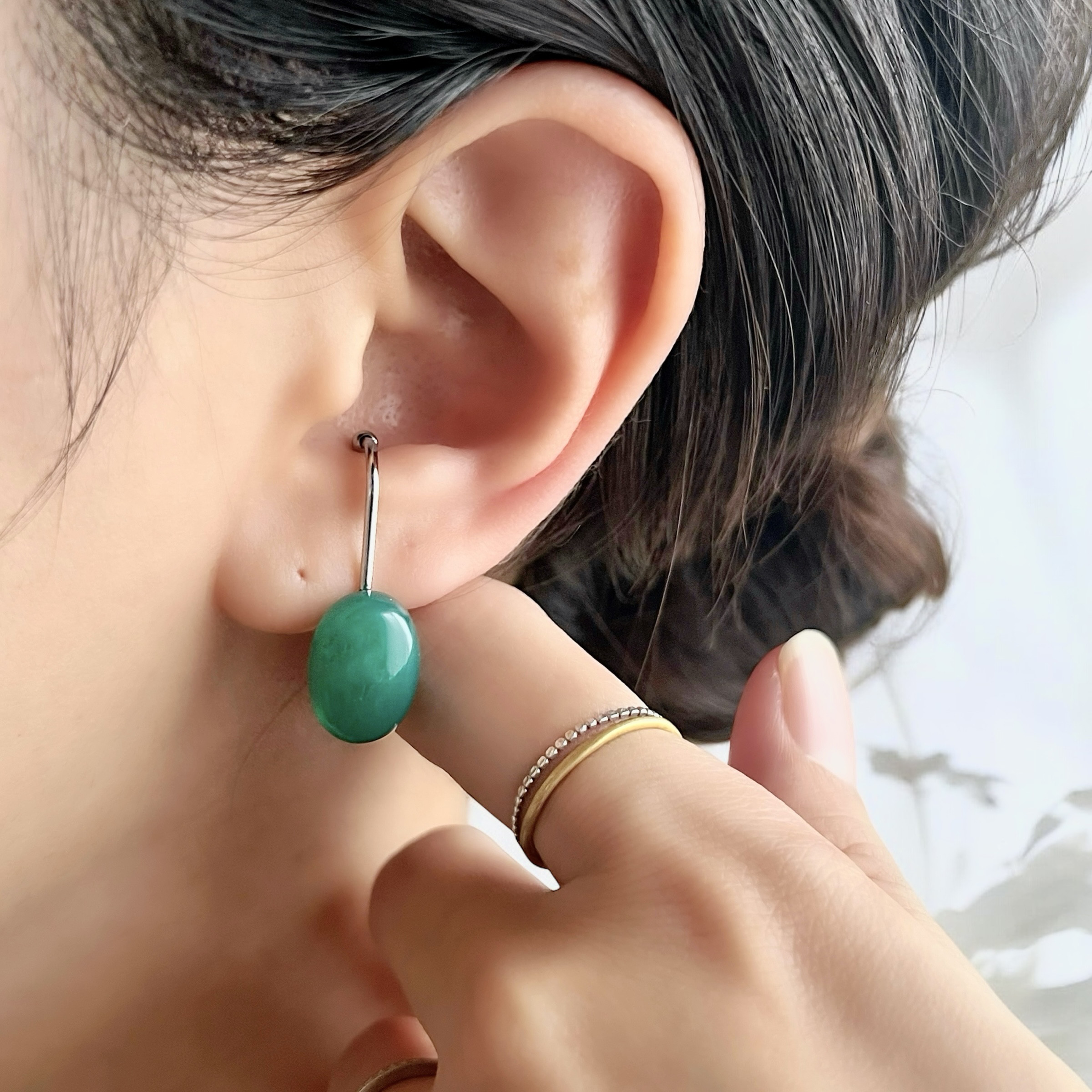 【JORIE】両耳セットイヤーカフ　高品質大粒グリーンオニキスの大人イヤーカフ　シンプル　サージカルステンレス