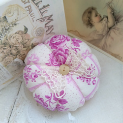 紫の薔薇とアンティークレースのピンクッション その他インテリア雑貨