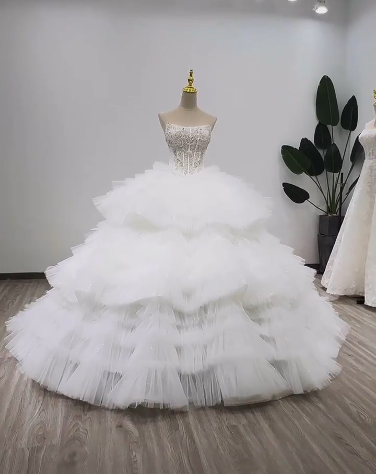 美品！多層チュール　白　チューブトップ　エレガントな刺繍　リーフ　パール付き　ボリューム　豪華なウェディングドレス前撮り