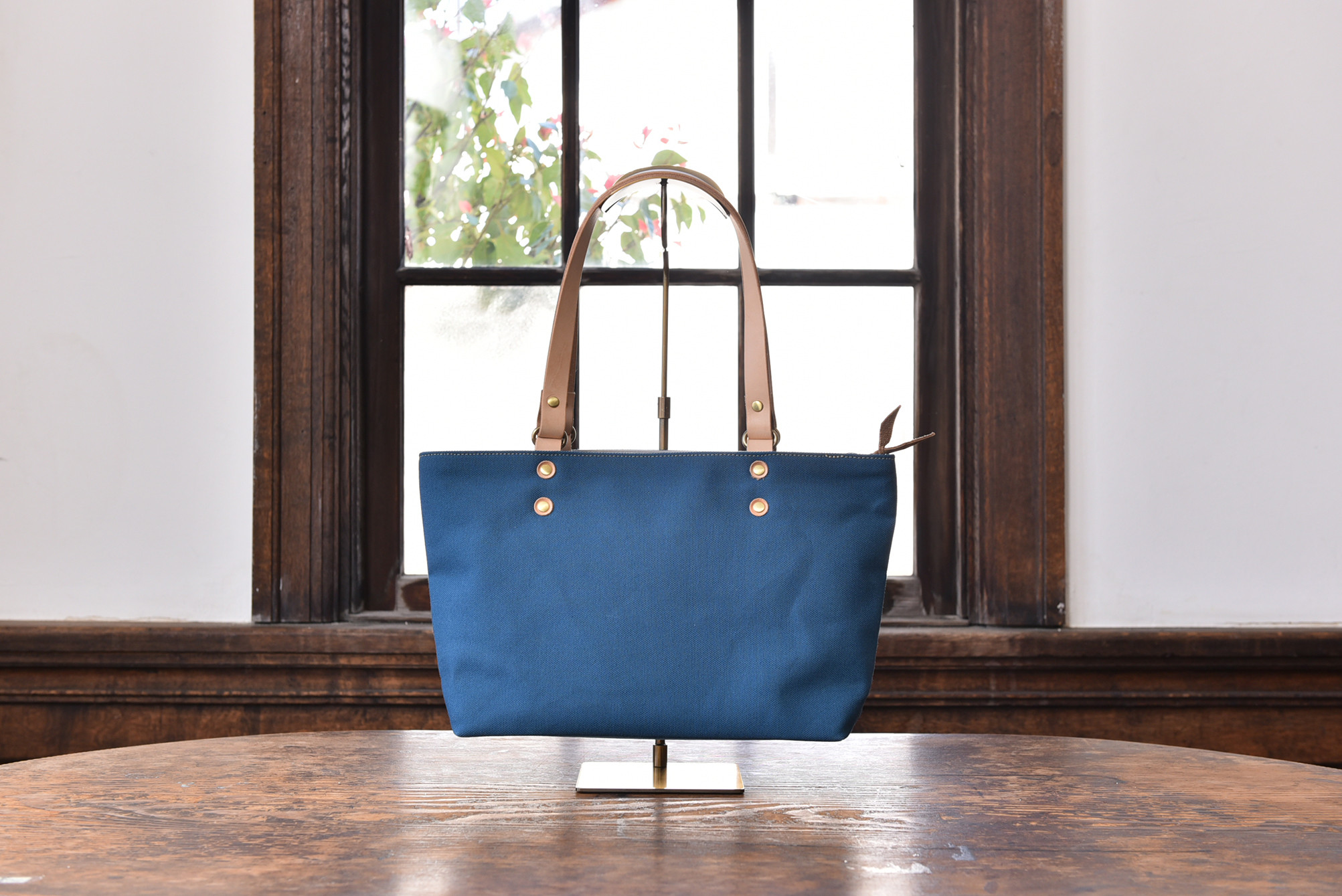 綺麗な琵琶湖ブルーの高島産帆布で作った　ファスナー付きトートバッグ　Mサイズ