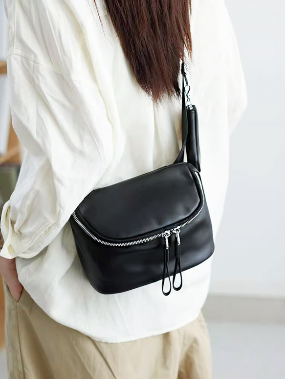 黑色真納帕皮迷你肩背包，男女通用 第2張的照片