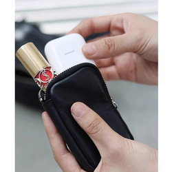 黑色真納帕皮迷你肩背包，男女通用 第11張的照片