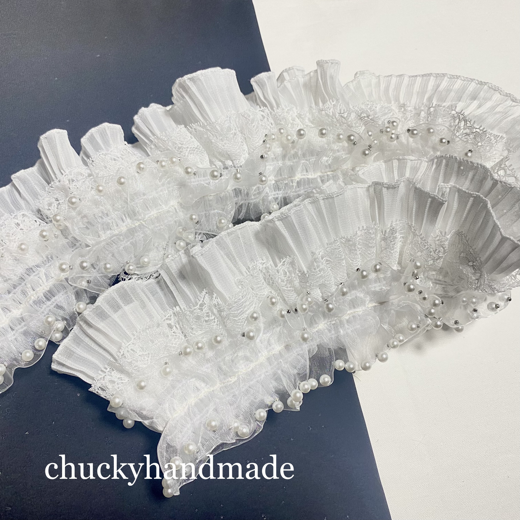 ゴールド刺繍の重ね衿・帯締め・お飾り　フリルレースの帯揚げ・半衿　豪華ブローチ