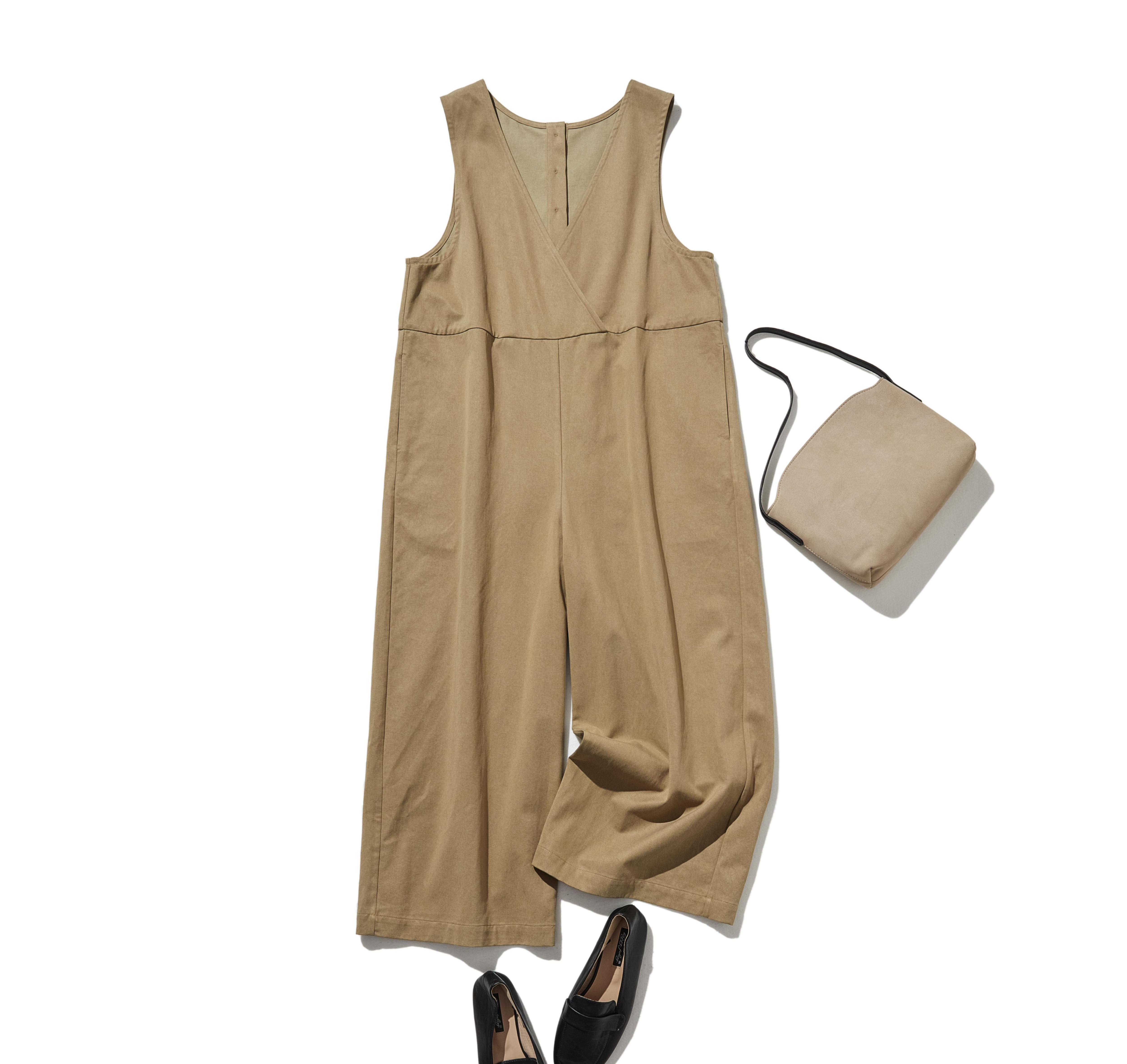 合わせるトップスで印象変化も楽しめるトレンドのサロペットパンツ　キャメル　250214-2