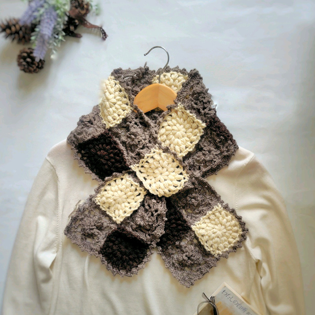 EMIM Bloom│繊細に華やぐ花咲く差し込みマフラー ウルグアイウール100%  チェック柄 手編み│ベージュ 4,536円