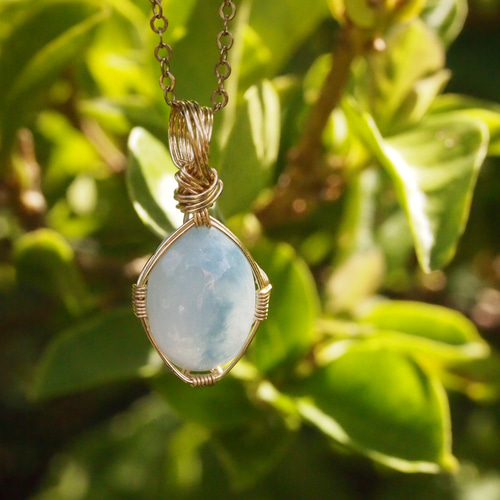 うるうるカボションカット糸魚川産コン沢青翡翠の女神巻き