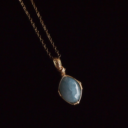 うるうるカボションカット糸魚川産コン沢青翡翠の女神巻き®ペンダント