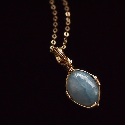 うるうるカボションカット糸魚川産コン沢青翡翠の女神巻き