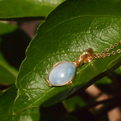 うるうるカボションカット糸魚川産コン沢青翡翠の女神巻き