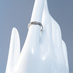 ≪初回限定10点限り»【波羅（はら）- Titanium Ring】 水と織りの調和を纏う、悟りと完成の象徴 ─ 7枚目の画像