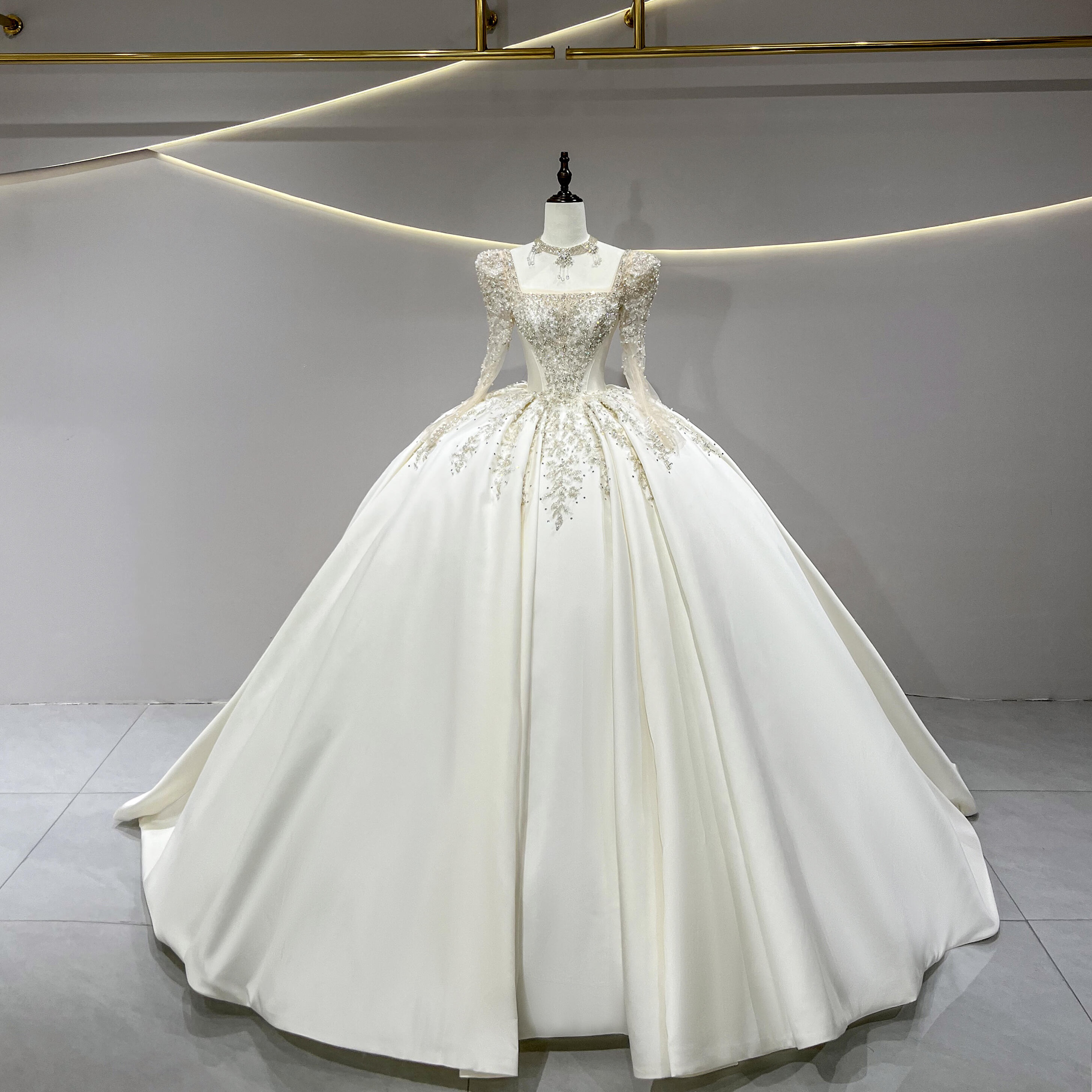 背中見せ　スクエアネック　秋婚冬婚　長袖　編み上げオフホワイト　ロングトレーン　上品サイズオーダー可能　あみあげ海外挙式