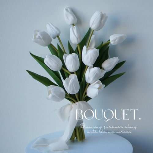 花言葉は「純潔」。 ホワイトのチューリップ クラッチブーケ