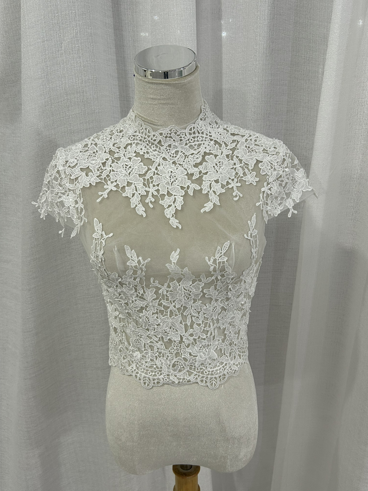 上品なくるみボタン　ハイネック　　レースボレロ　トップス　ウエディングドレス