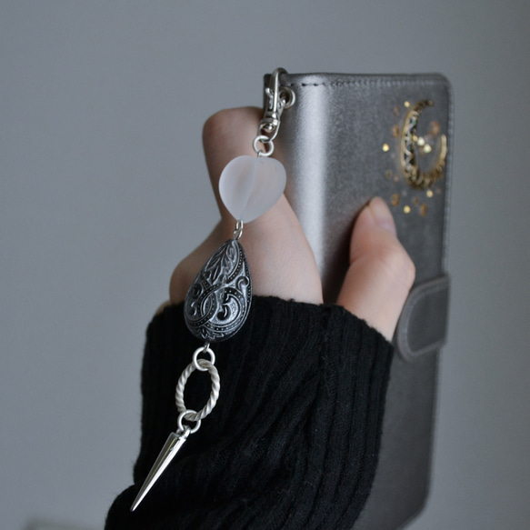 シックでかわいいストラップ　レトロで大人っぽい+ちょっぴり個性的！　鍵やスマホのワンポイント。バッグの中で目印に！ 2枚目の画像