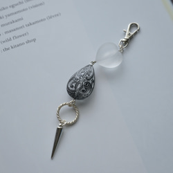 シックでかわいいストラップ　レトロで大人っぽい+ちょっぴり個性的！　鍵やスマホのワンポイント。バッグの中で目印に！ 1枚目の画像