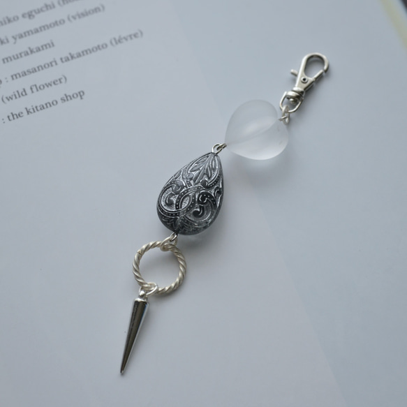 シックでかわいいストラップ　レトロで大人っぽい+ちょっぴり個性的！　鍵やスマホのワンポイント。バッグの中で目印に！ 1枚目の画像