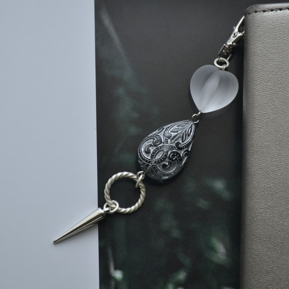 シックでかわいいストラップ　レトロで大人っぽい+ちょっぴり個性的！　鍵やスマホのワンポイント。バッグの中で目印に！ 8枚目の画像