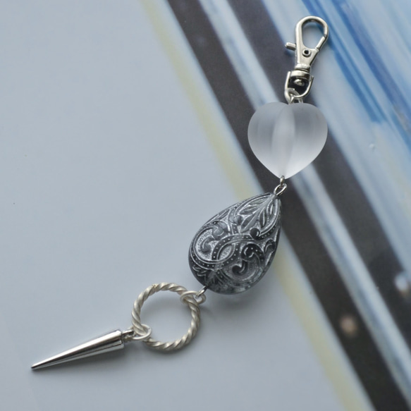 シックでかわいいストラップ　レトロで大人っぽい+ちょっぴり個性的！　鍵やスマホのワンポイント。バッグの中で目印に！ 3枚目の画像