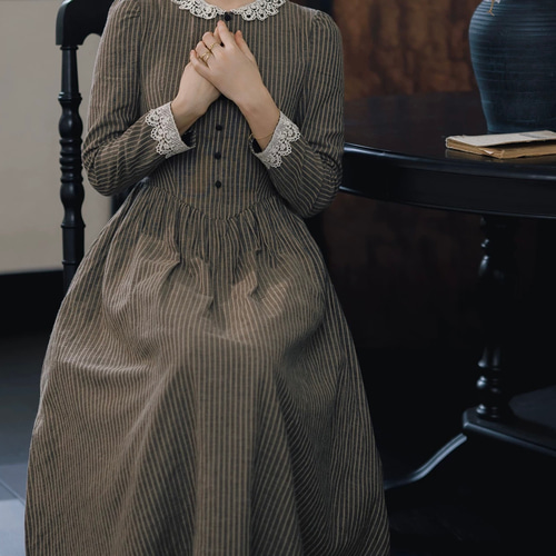 クラシカルなレース襟 綿100%長袖ロングワンピース ウエストリボン