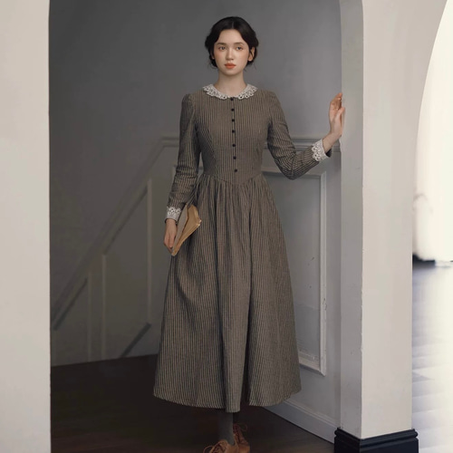 クラシカルなレース襟 綿100%長袖ロングワンピース ウエストリボン