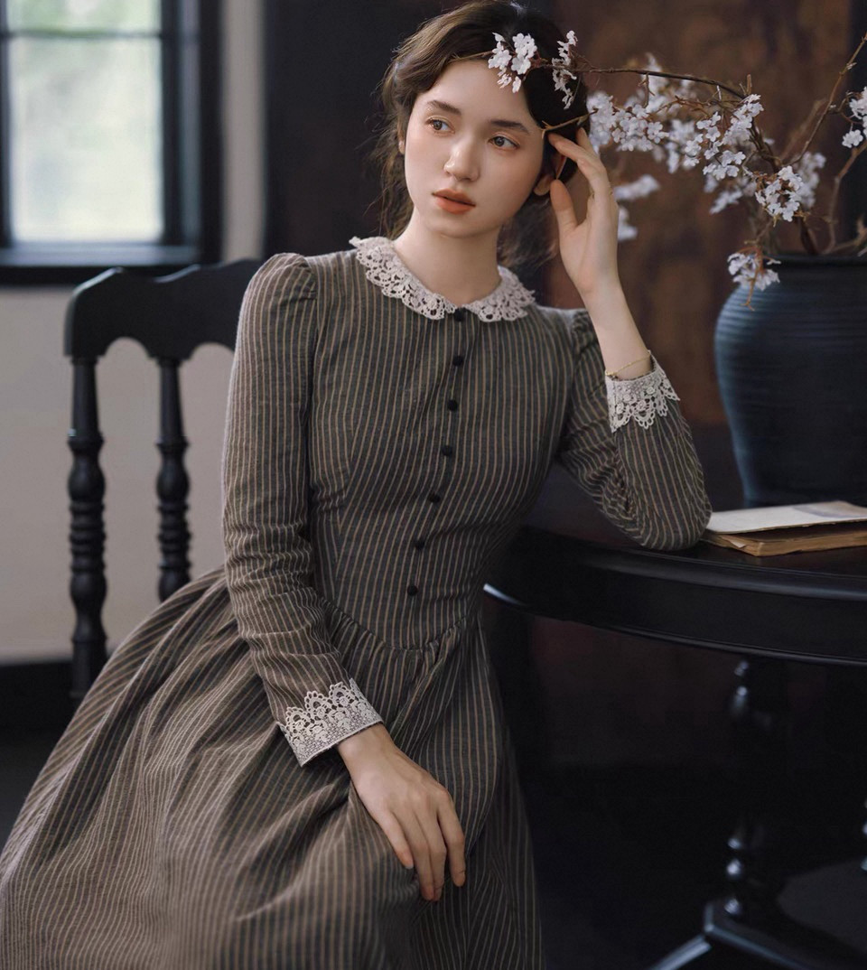 クラシカルなレース襟　綿100%長袖ロングワンピース　ウエストリボン【秋冬春】ストライプ柄